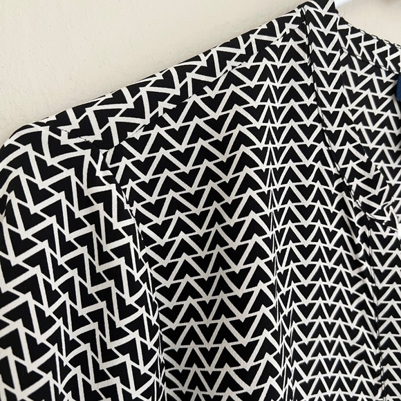 DONCASTER COLLECTION SILK BLOUSE 12 FLOWY OFFICE TRAVEL ELEGANT GEOMETRIC CHIC - Picture 2 of 12